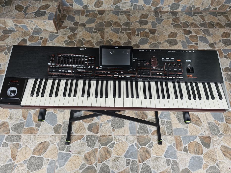 Vând korg pa4x internațional 76 clape