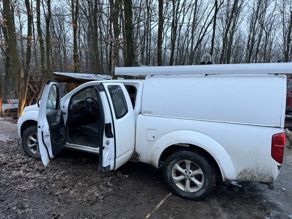 2 Nissan Navara la pret de 1