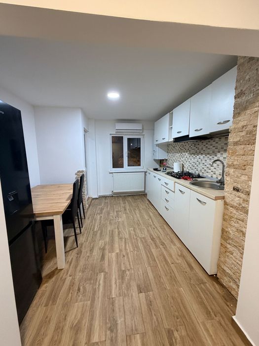 Apartament 3 camere complet renovat – de închiriat, complet mobilat