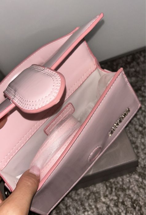 Geanta Jaquemus Le bambino powder pink pe stoc