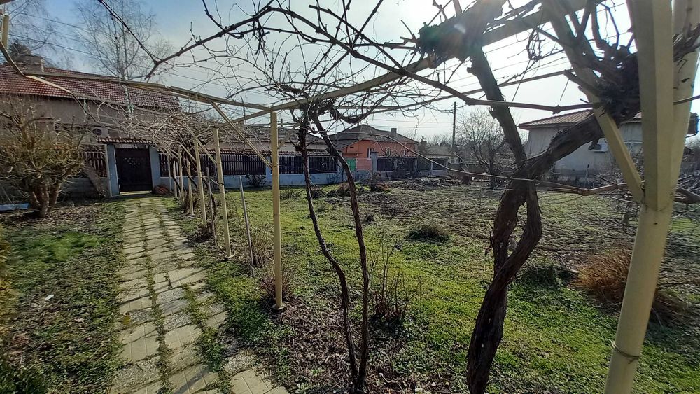 Имот в с. Бабово - 3 къщи с просторен парцел