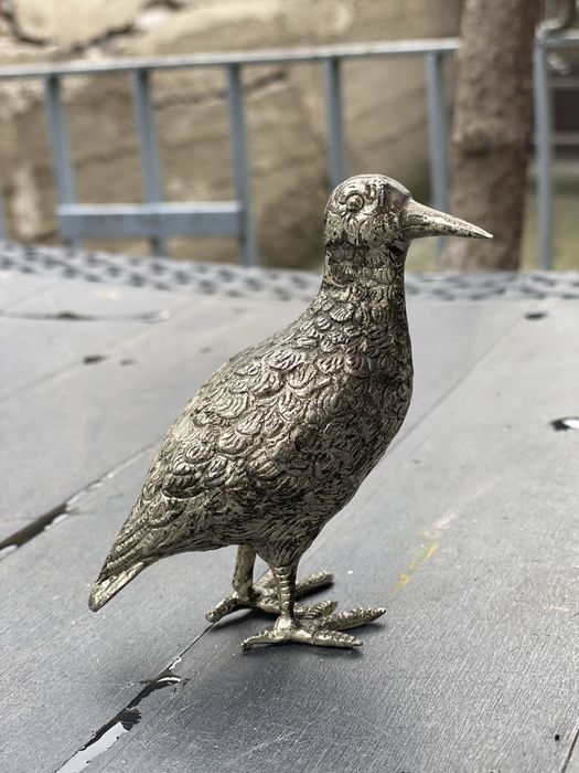 Посребрена масивна птичка