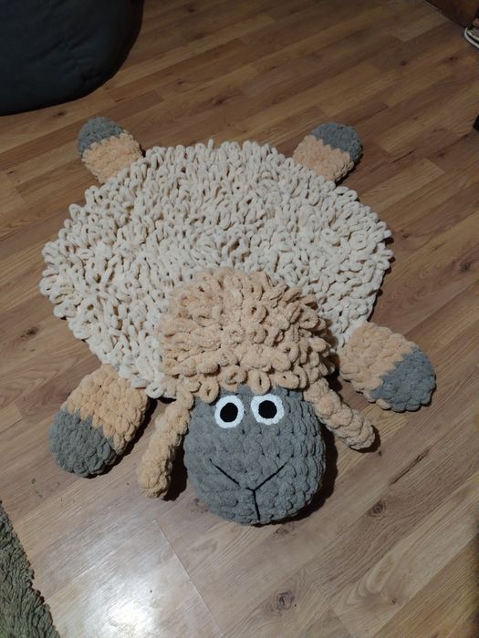 Меко ръчно изплетено килимче "Овчица"