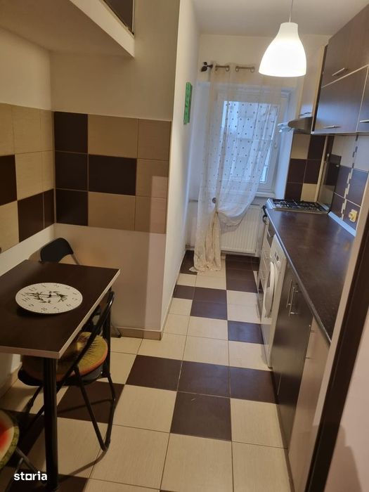 Titan, chiar la metrou Costin Georgian, pe strada Carei, bloc 1987