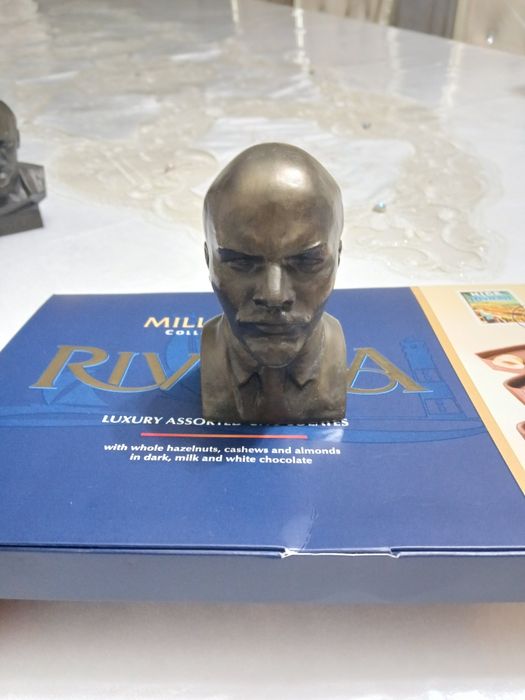 Металический бронзвий бюст ленина