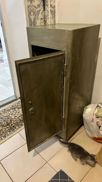 Продам сейф железный