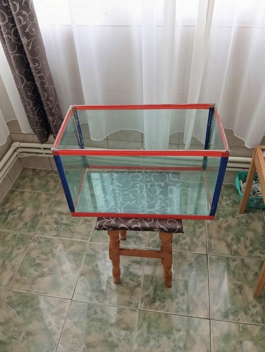 Acvariu  de aproximativ 40 L și unul mai mare de  60L..