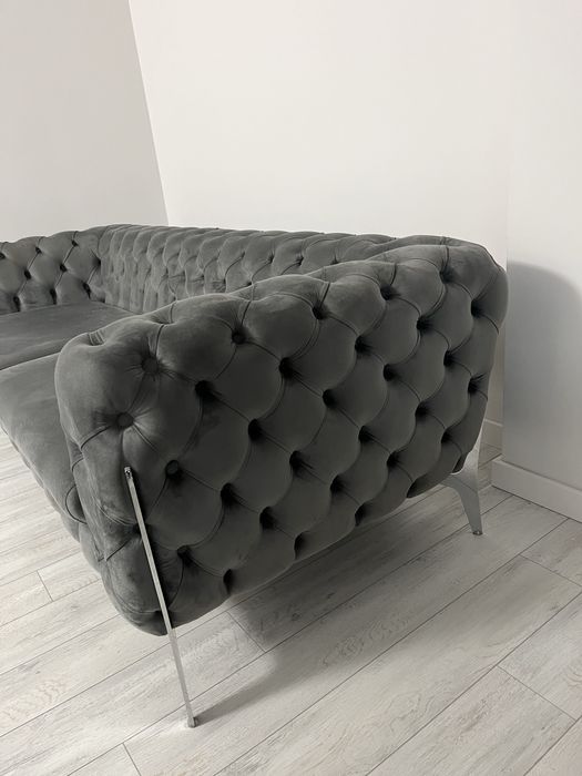 canapea chesterfield din catifea gri