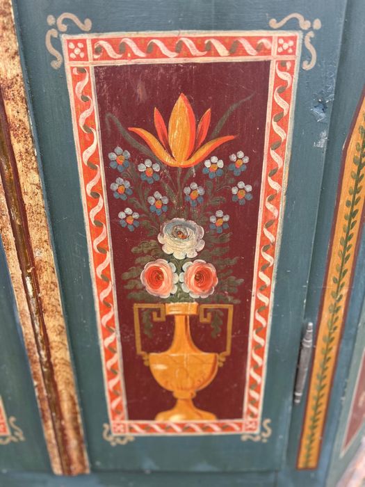 Dulap vechi de colecție