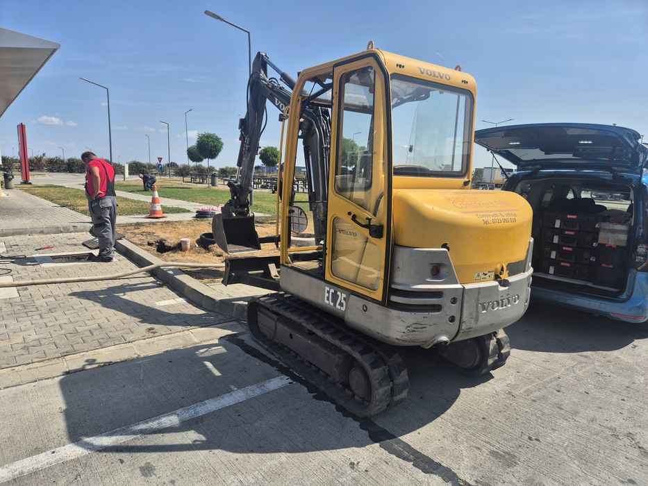 Inchiriez excavator cu operator.