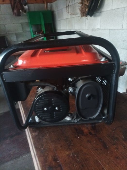 Бензинов генератор