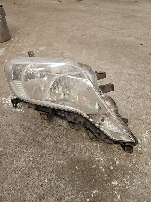Фара передняя правая Toyota Land Cruiser Prado б/у. Есть дефект.