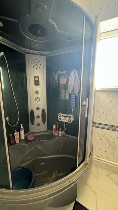 Душевая кабина угловая