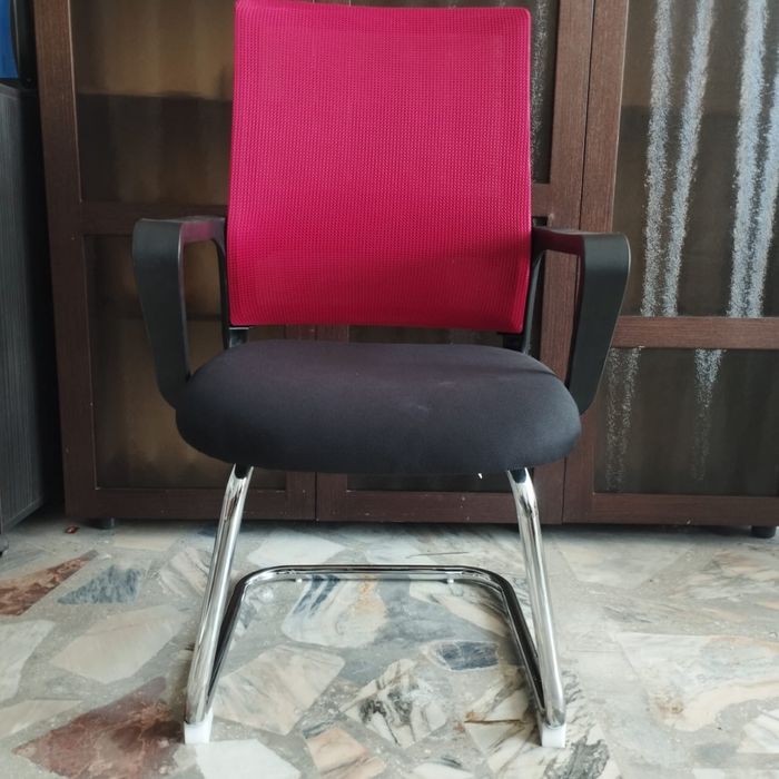 Красное кресло на полозьях