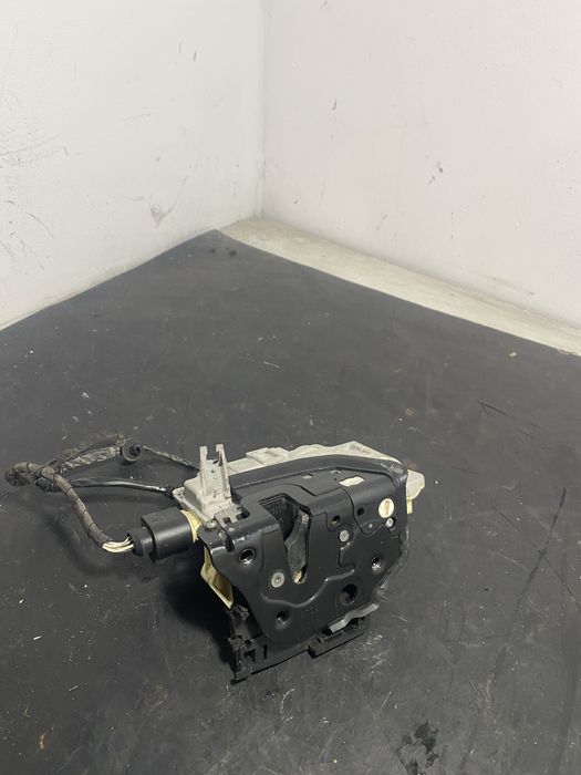 Beoasca usa dreapta fata Volkswagen Vw Passat B6 B7 3C1837016A