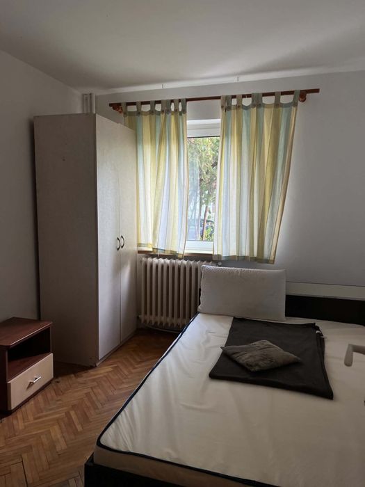 Caut 2 colegi /colege ,pentru inchirierea unui  apartament cu 3 camere decomandat ,situat la 5 minute de mers pe jos de Palas.