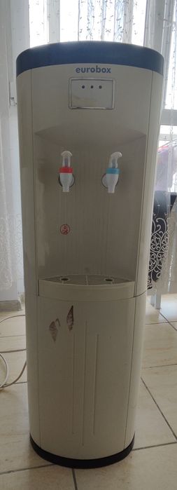 Кулер для воды диспенсер