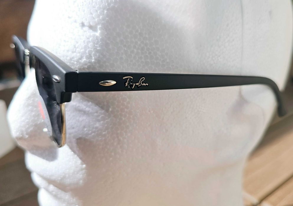 Ochelari de soare Rayban Clubmaster rama argintie.