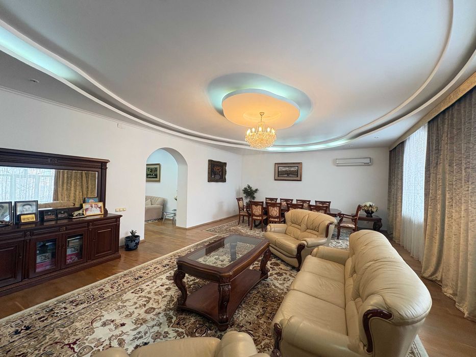 Продам коттедж в самом центре города!