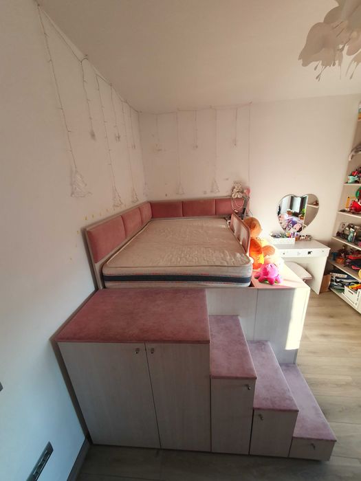 Mobila dormitor formata din pat inaltat cu camera secreta, spatii dulap haine si 2x rafturi perete inalte