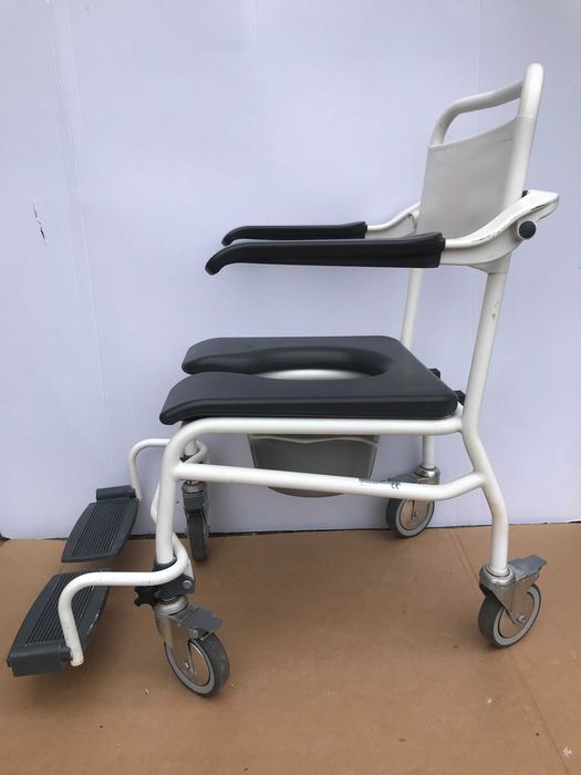 Scaun WC cu roti blocabile