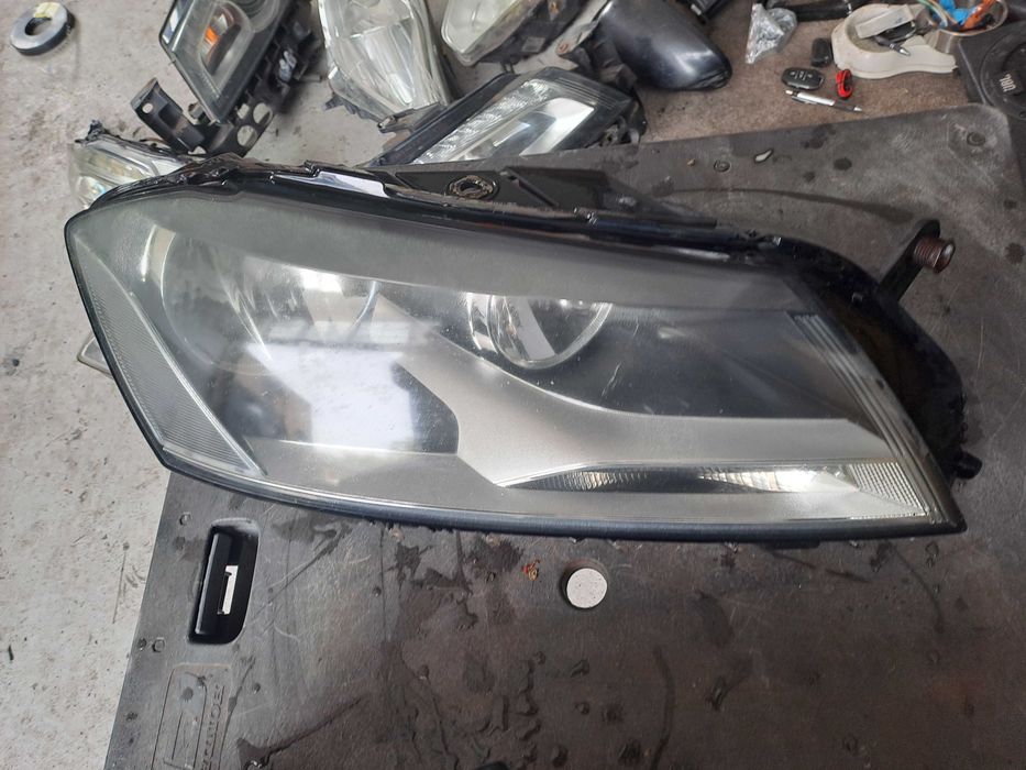 Far stanga dreapta Faruri Vw Passat Pasat B7 2010 - 2015 cod 3ac941006 3ac941005