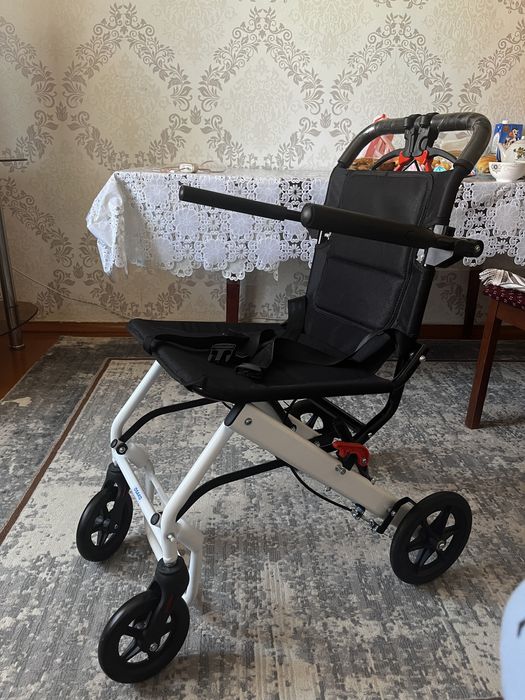 Кресло-каталка для пожилых