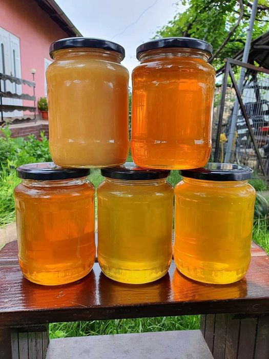 Vând miere de albine 100% naturală.