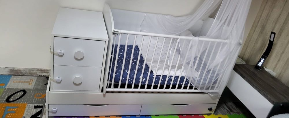 Vand patut copii transformabil din lemn cu 5 sertare