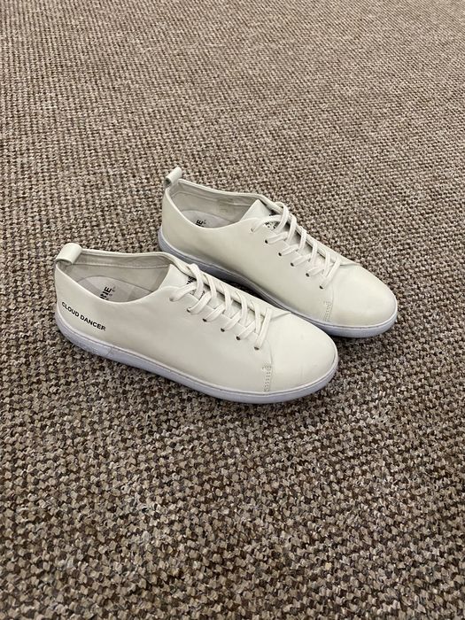 Pantone Universe cloud dancer 42 11-4201