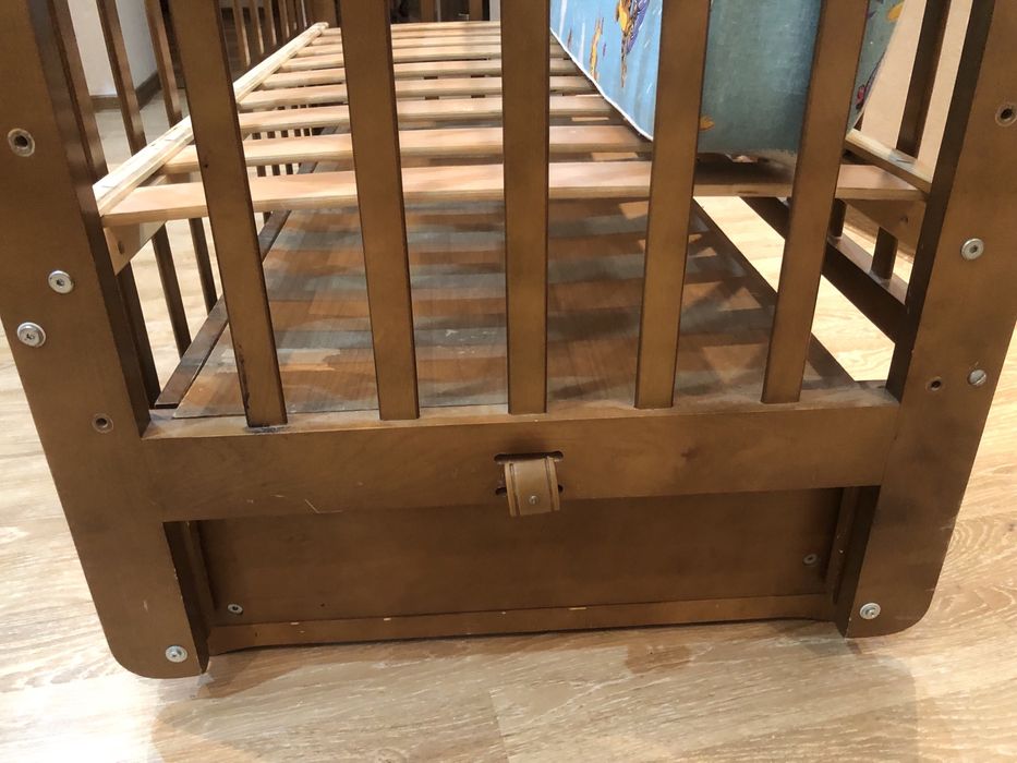 Детская кровать с маятником