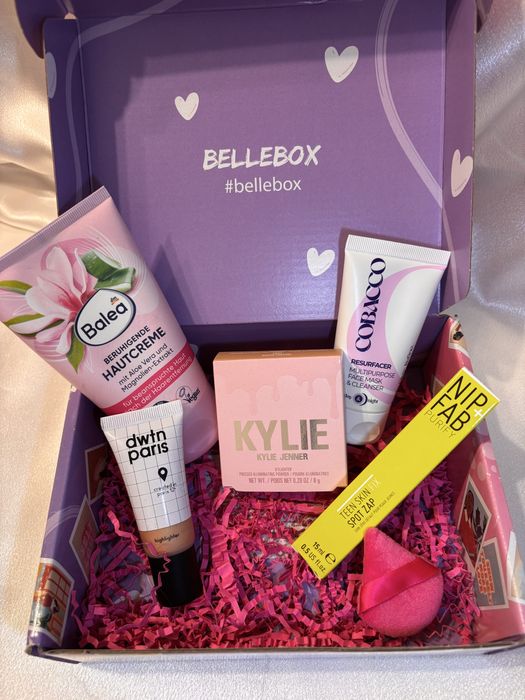 Козметика. Кутия с висококачествена козметика.