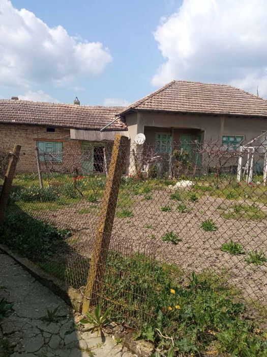 Къща в село Ломци
