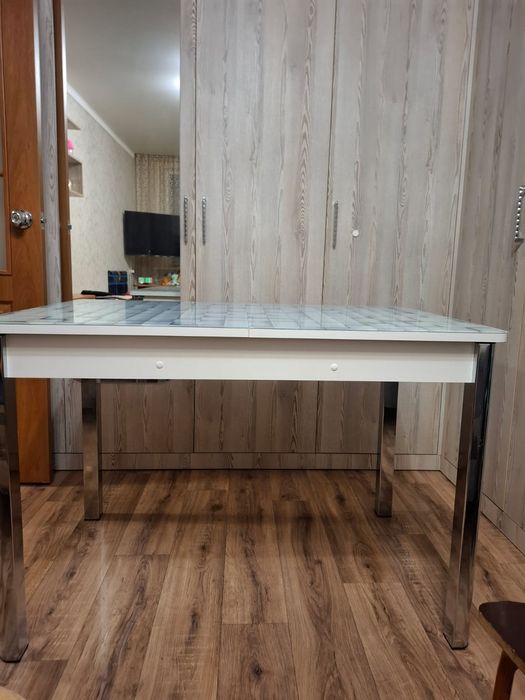 Кухонный стол новый