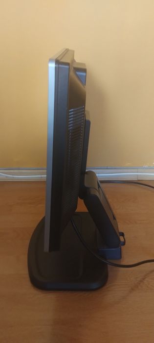 Монитор HP със стойка