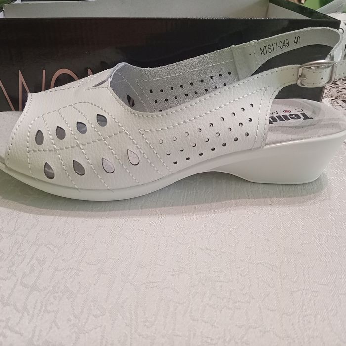 Продава дамски обувки