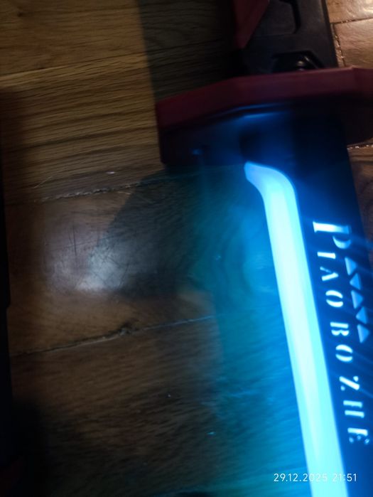 Светящийся и искрящийся меч