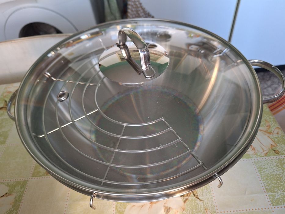 Тиган тип уок с капак и решетка.Диаметър 31.50 см.