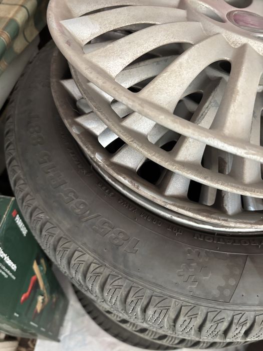 Продавам зимни гуми с джанти 185/65/15