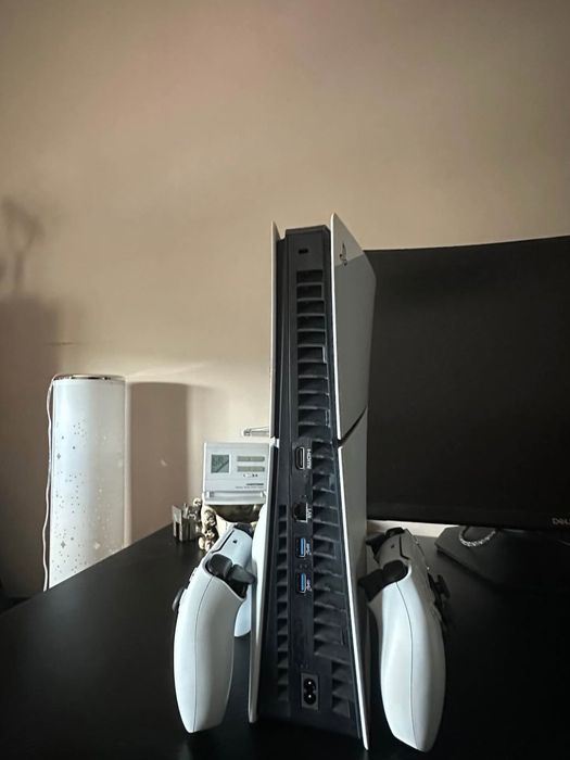 PS5 1TB cu disc + 2 controllere