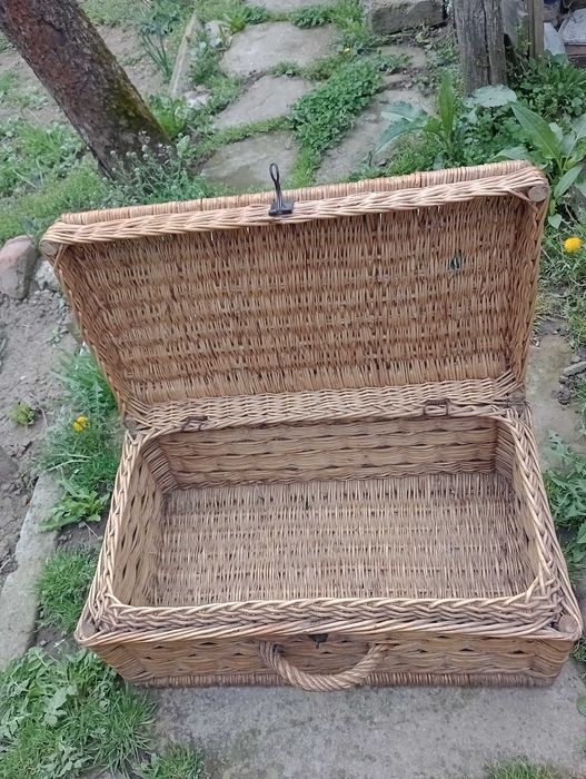 Антики Винтидж  Плетен куфар от миналия век /Антика/