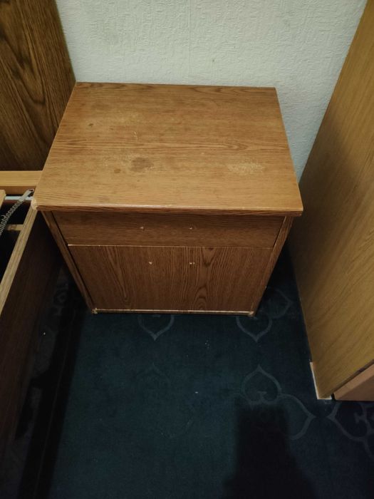 Отдам трюмо, матрасы, тумбы