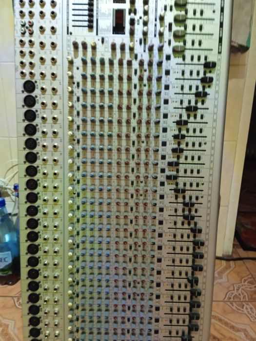 Mixer Beringer profesional 24 canale
