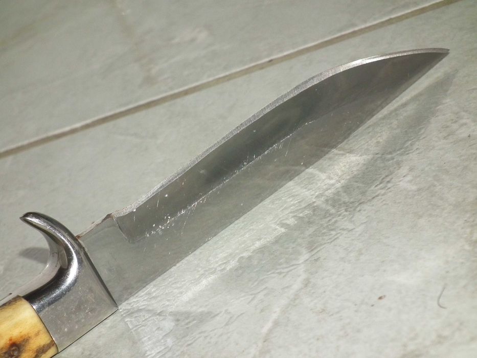 Cutit de vánátoare maghiar cu plásele din corn Magyar Diósgyőri Művek (Diósgyőri Acélművek)