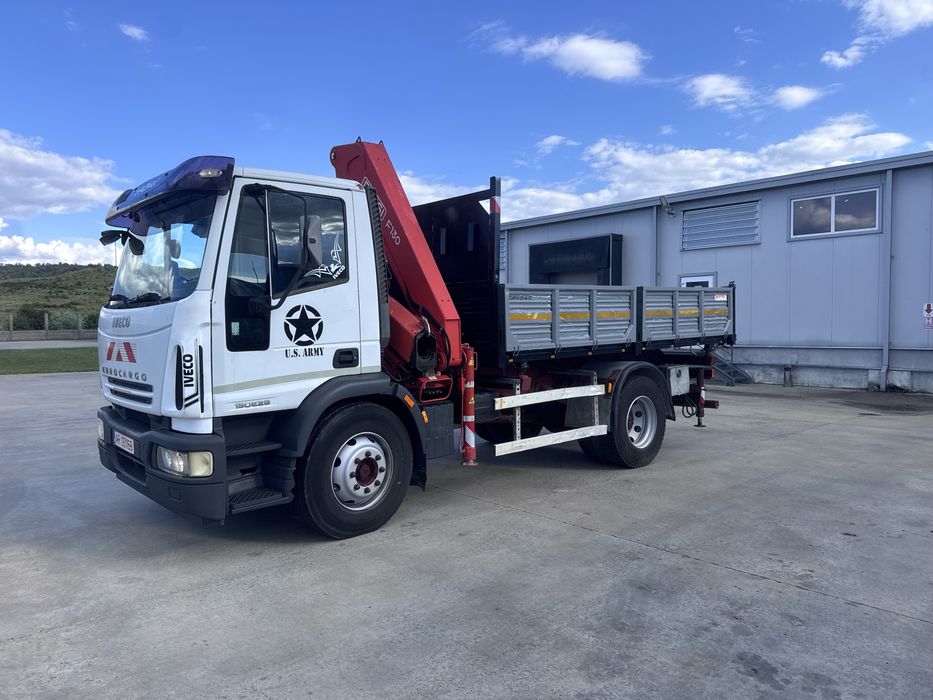 Iveco EUROCARGO 150E28 Basculabil si macara Fassi 12,65m
