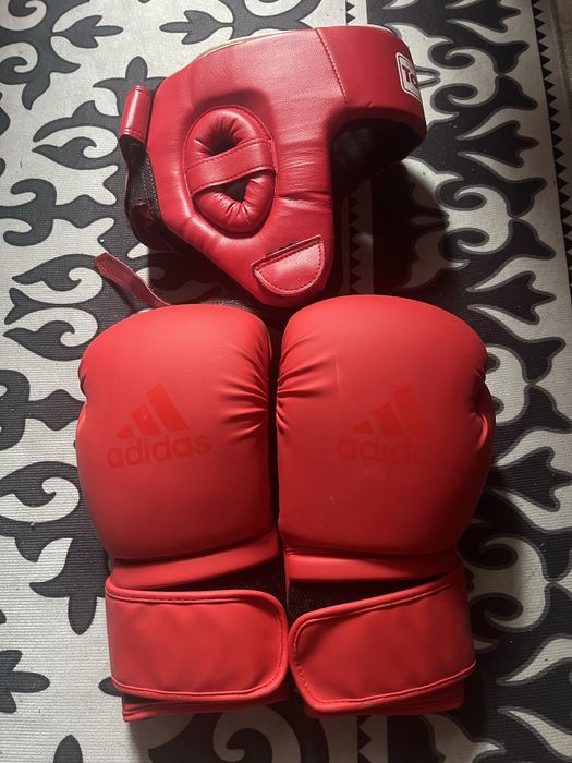 Боксерская перчатка со шлемом