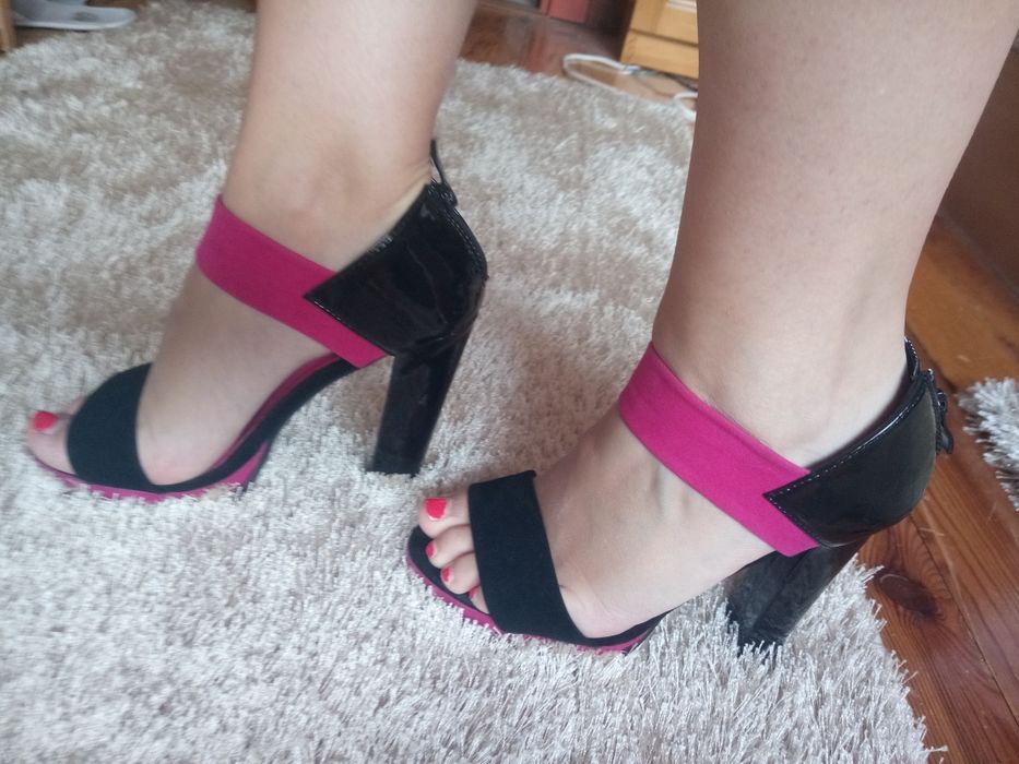 Велурени обувки на висок ток