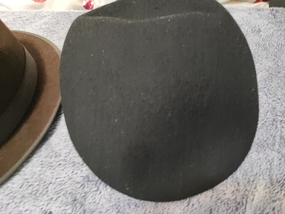 Vând pălării și chimir noi