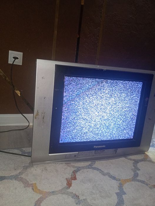 Телевизор істеп тұр.