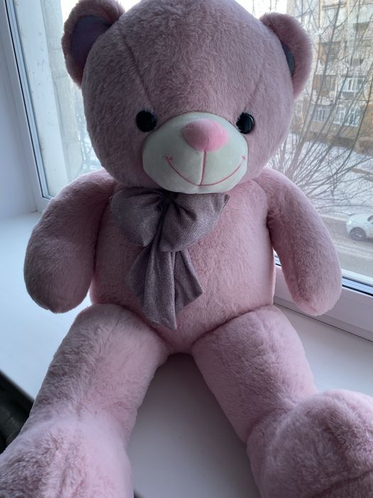 Плюшевый медведь нежно-розового цвета